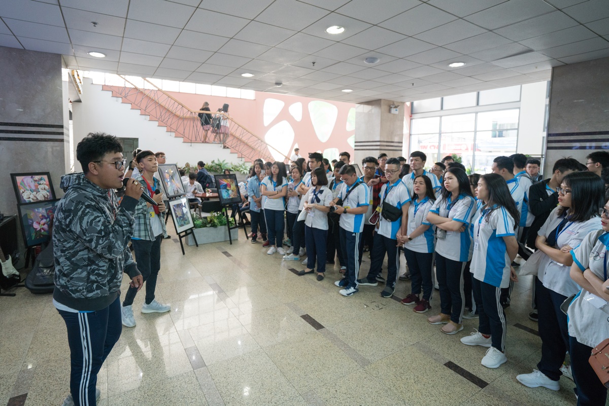 Sinh vien Hoa Sen bieu dien van nghe tai Campus Tour