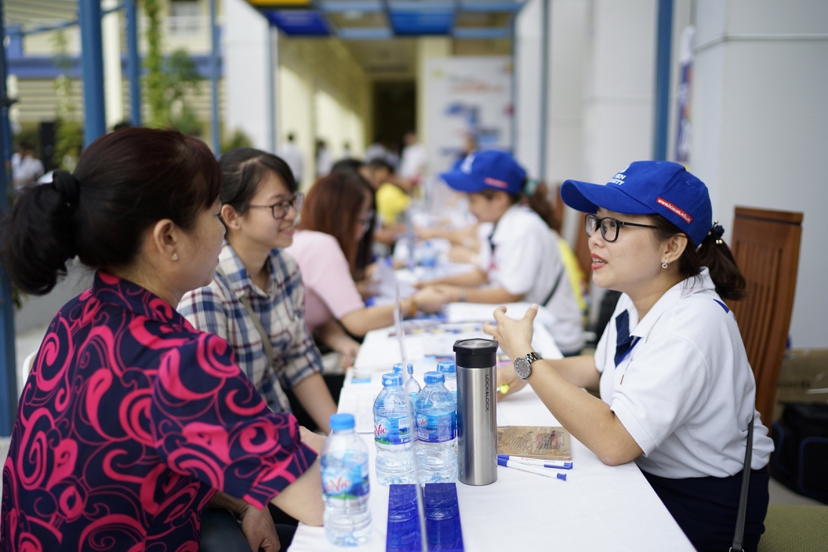 DH Hoa Sen tu van cho cac thi sinh va quy phu huynh