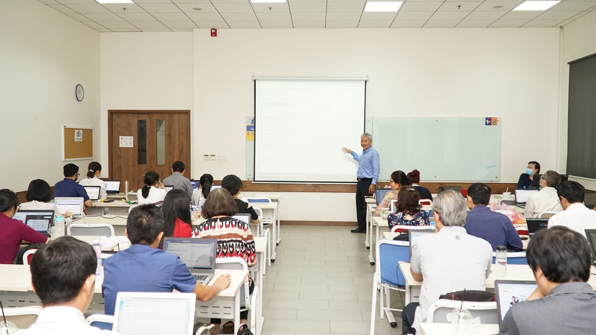 Tập huấn cho giảng viên sử dụng hệ thống E-Learning của HSU trên nền tảng internet