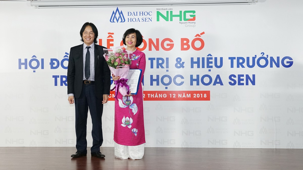 Ông Hoàng Quốc Việt, Chủ Tịch Tập đoàn Nguyễn Hoàng trao quyết định công nhận Hiệu trưởng trường ĐH Hoa Sen cho Giáo sư – Tiến sĩ Mai Hồng Quỳ