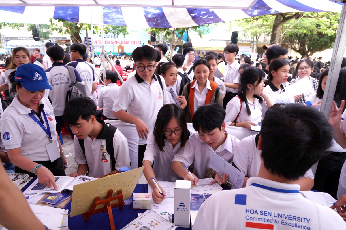 sv tham quan va tim hieu thong tin tuyen sinh - nha trang