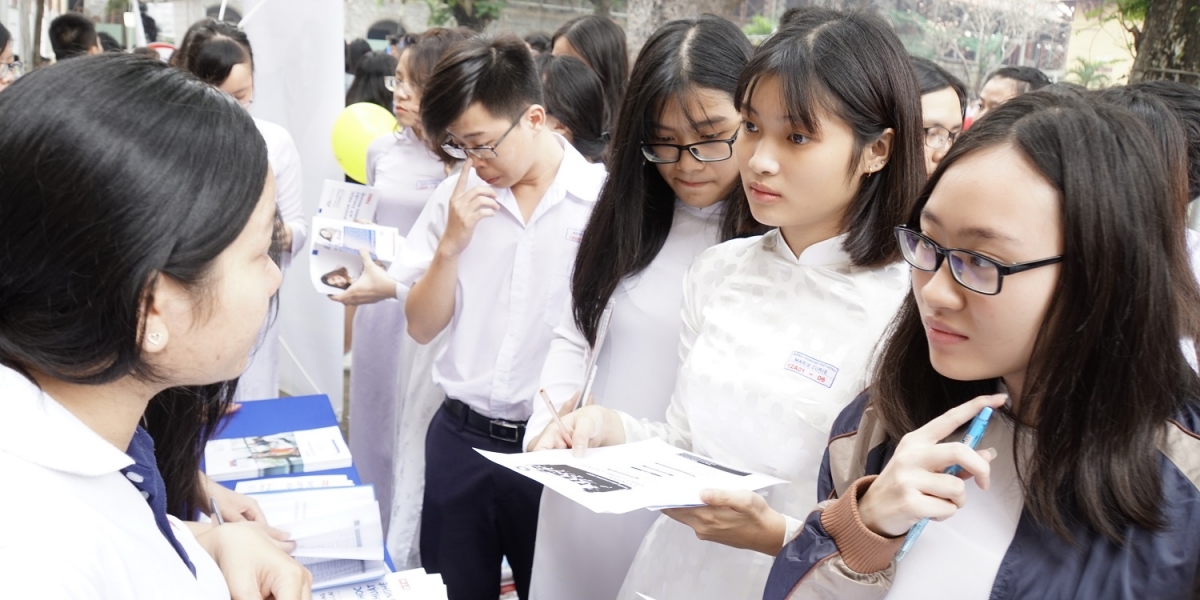 DH Hoa Sen tham gia ngay hoi tu van tuyen sinh bao tuoi tre